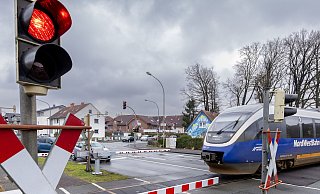 Bei Bad Driburg muss der Lokführer Steine von den Gleisen sammeln, in Altenbeken muss der Zug plötzlich bremsen. - Archivfoto: Niklas Tüns