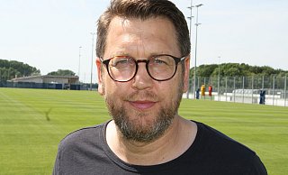 Auf dem Trainingsgelände: Martin Przondziono (50) ist der neue Geschäftsführer Sport des SC Paderborn 07. - Uwe Müller Auf dem Trainingsgelände: Martin Przondziono (50) ist der neue Geschäftsführer Sport des SC Paderborn 07. - Uwe Müller