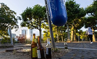 Leere Bier- und Limonadenflaschen gehören in Deutschland zunehmend zum Stadtbild. (Archivbild) - Hannes P. Albert/dpa