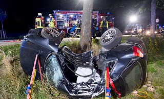 Am frühen Sonntagmorgen ist auf der Verner Straße in Salzkotten ein Audi A 3 gegen einen Straßenbaum geprallt. Beide Insassen kamen dabei ums Leben. - Ralph Meyer