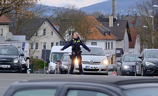 Vier Polizisten regeln den Verkehr an der vermutlich verkehrsreichsten Kreuzung der Kurstadt, weil die Ampel ausgefallen ist. - Ulf Hanke