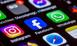Digitalbotschafterin Silke Müller warnt vor dem Nutzen von Kinderfotos in Profilfotos, Status-Meldungen, bei Plattformen wie Instagram und Facebook, denn das ist alles nicht sicher, sagt sie. Für Kinder kann das später gravierende Folgen haben. - picture alliance/dpa
