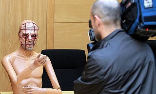 Den Vergleichstyp einer Horrormaske, welche die Polizei beieinem Tatverdächtigen gefunden hat, wird im Gerichtssaal gezeigt. - FOTO: WOLFGANG RUDOLF