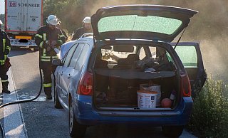 Die Einsatzkräfte kühlen den Motorraum. - Feuerwehr Porta/Michael Horst