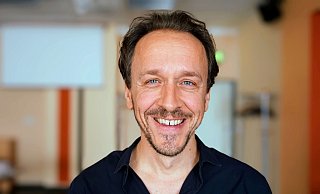 Christof Jauernig hat mehr eine beachtliche Sammlung von Lichtblicken unterschiedlichster Menschen und Leben zusammengetragen. - Moritz Jacobi
