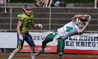 Katerstimmung bei den Bulldogs: Im Top-Spiel in Essen unterlagen die Bielefelder und verspielten damit die Titelchance. Für den ersten Touch-Down der Bielefelder sorgte im zweiten Quarter Felix Bissenbach (r.). - Peter Unger