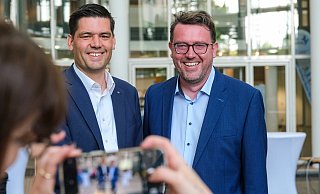 Es ist klar: Die beiden Landratskandidaten Mirco Schmidt (CDU, links) und Frank Diembeck (SPD, Bündnis 90/Die Grünen) gehen in die Stichwahl. - Kathrin Weege