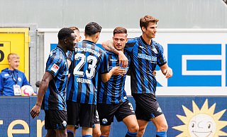 Paderborns Marcel Hoffmeier (2. v. r.) jubelt mit meiner Mannschaft nach seinem Treffer zum 1:0.  - dpa