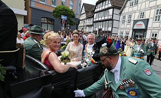 Kommandeur Thomas Wiesemann öffnet am Gänsemarkt die Tür zur Kutsche, in der das Königspaar Sandra Vogt und Frank Wiesemann sowie die jeweiligen Ehepartner Thomas Vogt und Nadine Wiesemann am Sonntag beim Festumzug durch Höxter mitfuhren – ebenfalls eine Premiere. - Simone Flörke