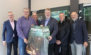 Freuen sich über das gemeinsame Projekt "Kirchen und Kino - der Filmtipp": Superintendent Olaf Reinmuth (v. l.), Christoph Maier vom Capitol, Gemeindereferent Ulrich Geschwinder, Pfarrer Johannes Beer, Dechant Gerald Haringhaus und Dekanatsreferent Martin Decking. - Claus Frickemeier