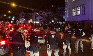 Die Lage wird unruhig. Polizisten versuchen die Demonstranten zwischen den Autos auf der Alfred-Bozi-Straße aufzuhalten. - Jens Reichenbach