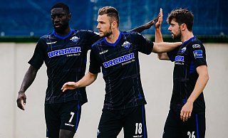 (v. l.) Prince Owusu, Torschütze Dennis Srbeny und Antony Evans bejubeln den frühen 1:0-Treffer für den SCP. - Besim Mazhiqi