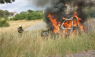 Der Traktor fing während Mäharbeiten Feuer und brannte im Paderborner Goldgrund vollständig aus. - Feuerwehr Paderborn