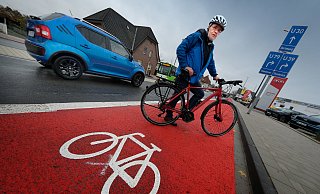 Hat an dem neuen Radweg in der Spexarder Ortsdurchfahrt einiges auszusetzen: ADFC-Vorstandsmitglied Thomas Karrasch. - Andreas Frücht