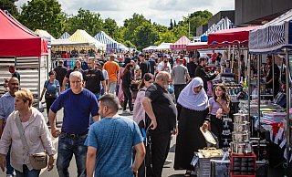 Gegen Mittag füllt sich der Sieker-Basar an der Schweriner Straße immer mehr mit Menschen - 200 Stände locken mit Neuwaren, Essen und Trödel. Bis zu 20.000 Besucher kommen hierher. - Mike-Dennis Müller
