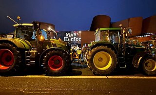 Landwirte sind mit mehr als 40 Traktoren durch Herford unterwegs, um gegen die geplante ICE-Trasse zu demonstrieren. - Katharina Eisele Landwirte sind mit mehr als 40 Traktoren durch Herford unterwegs, um gegen die geplante ICE-Trasse zu demonstrieren. - Katharina Eisele