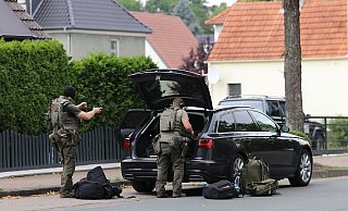 Die Bahnhofstraße in Löhne musste stundenlang gesperrt werden, weil es in einem Zweifamilienhaus zu einer Bedrohungslage gekommen war. Ein Spezialeinsatzkommando der Polizei nahm den Täter schließlich fest. - Claus Frickemeier