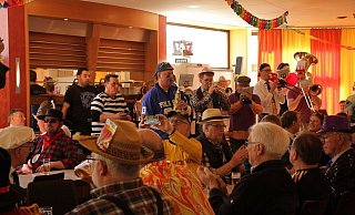 Das Meisterfrühstück mit Musik: eine Szene aus dem Frühjahr bei der 128. Veranstaltung am Rosenmontag. - Dieter Scholz/Archiv