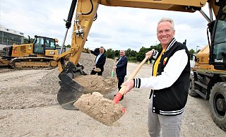 McDonald's-Franchisenehmer Arndt Heiderich (v.r.) freut sich mit Marco Trienes (Wirtschaftsförderung Paderborn) und Jürgen Behlke (Industrie- und Handelskammer) auf die neue Filiale. - Rajkumar Mukherjee