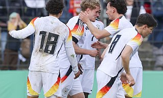 Mattes Hansen (2. v. l.) hat soeben das 1:1 erzielt. SCP-Teamkollege Aaron Zehnter (2. v. r.) zählt zu den ersten Gratulanten. - Picture Alliance