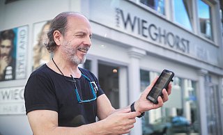 Denkt auch digital: Friseurmeister Hans Wieghorst aus Bielefeld eröffnet bald den digitalen Salon und möchte für mehr Wertschätzung seiner Branche in der Bevölkerung sorgen.  - Sarah Jonek