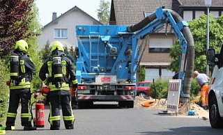 Inzwischen vier Mal sind im Verlauf von Erdarbeiten für Glasfaser Gasleitungen getroffen worden und lösten große Feuerwehreinsätze aus. - Jens Reddeker