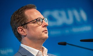 CSU-Generalsekretär Martin Huber (l) findet klare Worte für Klimaaktivisten der Letzten Generation. - Peter Kneffel/dpa