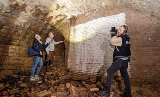 Mit den beiden Archäologen Sveva Gai und Robert Gündchen dreht der Paderborner Filmemacher Julian Jakobsmeyer in dem Gewölbekeller der früheren Brauerei Hester. - Lena Henning