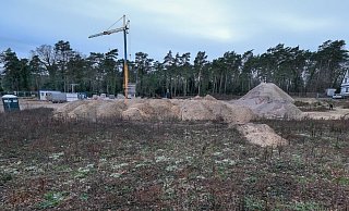 Im hinteren Teil des Baugebiets Friedhofstraße, an der Grenze zum Sennefriedhof, wird die neue Senner Kita gebaut, die im August eröffnet werden soll. - Foto: Andreas Zobe/NW