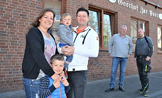 Katherina und Marcus Müller mit ihren Kindern Bastian und Felix sind dankbar über die große Hilfsbereitschaft so vieler Menschen. Jörg Grothaus und sein Sohn Philipp lassen die Familie im Gasthof „Zur Post“ wohnen. - Karin Prignitz