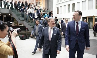 Armin Laschet (m.) und Jens Spahn wollen als Team für den Parteivorsitz der CDU kandidieren. - picture alliance/dpa