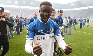 So jubelte Sirlord Conteh am 24. April 2022 im Trikot des 1. FC Magdeburg nach dem 3:0-Heimsieg gegen Zwickau über den vorzeitigen Aufstieg in die 2. Bundesliga. - Imago Images