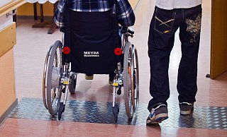 Aushelfen im Pflegeheim: Das FSJ (Freiwilliges Soziales Jahr) ist der Klassiker unter den Freiwilligendiensten. Es gibt aber auch noch andere Varianten.  - dpa