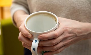 Hartnäckige Teeränder in der Tasse? Mit einem Hack sollen sie sich einfach entfernen lassen. - Christin Klose/dpa-tmn