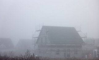 Nebulöse Zahlen? Wer verhindern möchte, dass die Kosten beim Bau explodieren, kann so manche Maßnahme dagegen ergreifen. - Jan Woitas/dpa/dpa-tmn