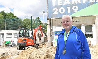 Im Beisein von Platzwart Hartmut Güth haben mit Kanal- und Kabelarbeiten die Vorbereitungen für den Bau des Multifunktionsraumes am Montag begonnen. - Jens Dünhölter