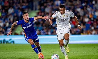 Superstar Kylian Mbappé (r) verhalf Real Madrid zum Arbeitssieg in Getafe. - Alberto Gardin/ZUMA Press Wire/dpa