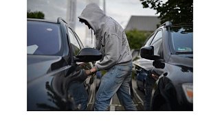 Die Autoknacker gingen nicht zimperlich vor. - Symbolbild Polizei