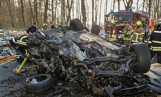 Der 60-jährige Fahrer dieses Jaguar kam Anfang Februar nachmittags bei Sande von der Straße ab und prallte frontal gegen einen Baum. - Ralph Meyer