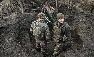 Die Kämpfe an der ukrainischen Front dauern weiter an. Karl Thies aus Bielefeld hilft dabei, das Leid der ukrainischen Soldaten ein wenig zu lindern. - picture alliance / abaca