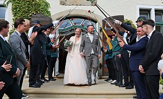 Einmaliger Moment: Antonia Breitensträter und Levin Babacan gaben sich auf Schloss Benkhausen das Ja-Wort. Der Zug „Die Letzten“ vom Lübbecker Bürgerschützenbataillon stand Spalier. - Merkur.com AG
