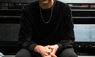 Necati Öziri ist als Autor am Nationaltheater Mannheim engagiert und ist jetzt in Klagenfurt dabei. - Foto: Robert Schittko/LST Kärnten/ORF /dpa