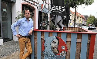 Philipp von Schöning lädt ein ins „Dodiko“ an der Hauptstraße. - Simone Flörke