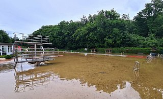 Ein verschlammtes Schwimmbad im Löhnbachtal nach dem schweren Gewitter. - picture alliance/dpa/TNN