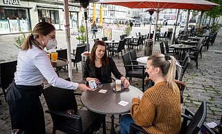 In einzelnen Modellregionen darf die Gastronomie wieder öffnen. Hygiene-Regeln gelten weiterhin. - picture alliance