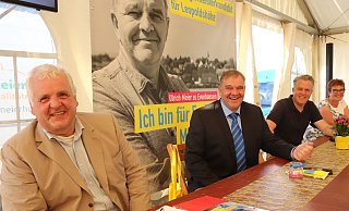 Hermann Graf von der Schulenburg (v. l.), FDP-Bürgermeisterkandidat Ulrich Meier zu Evenhausen, FDP-Stadtverbandsvorsitzender Oerlinghausen-Leopoldshöhe, Tobias Jaehn, und seine Stellvertreterin Viola Brüntrup. - Birgit Guhlke