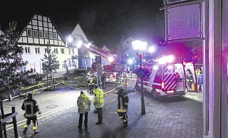Viele Einsatzkräfte: Feuerwehrleute aus Beverungen, Wehrden, Herstelle, Würgassen und Dalhausen waren vor Ort, dazu ein Großaufgebot des Rettungsdienstes, die Polizei und das Ordnungsamt. - Feuerwehr Beverungen