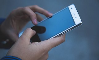 Eine Ehepaar aus Löhne soll kinderpornografische Fotos auf ihren Smartphones gespeichert haben. Die Ehefrau sagt vor Gericht aus, der Mann schweigt. - Pixabay