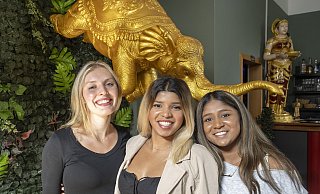 Das neue "Namaste"-Trio (v.l.) besteht aus Ines Friman sowie den Schwestern Lasmitha und Susmitha Sutheskuma. - Jörg Dieckmann