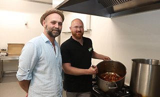 Alexander (li.) und Juri Krekker in der Küche des Unternehmens. Dort bereitet Juri Krekker die Sauce vor. - Dirk Windmöller